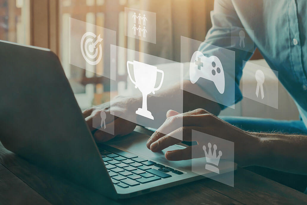 Gamification como herramienta. Persona entrando en plataformas interactivas.