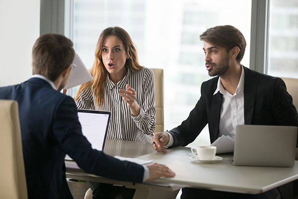 Trabajadores aplicando técnicas de resolución de conflictos y actitud resiliente