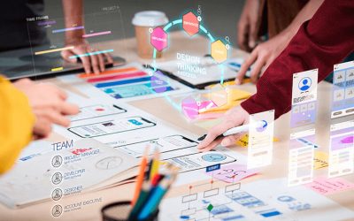 Profesionales de diseño planificando la interfaz en la experiencia e-learning