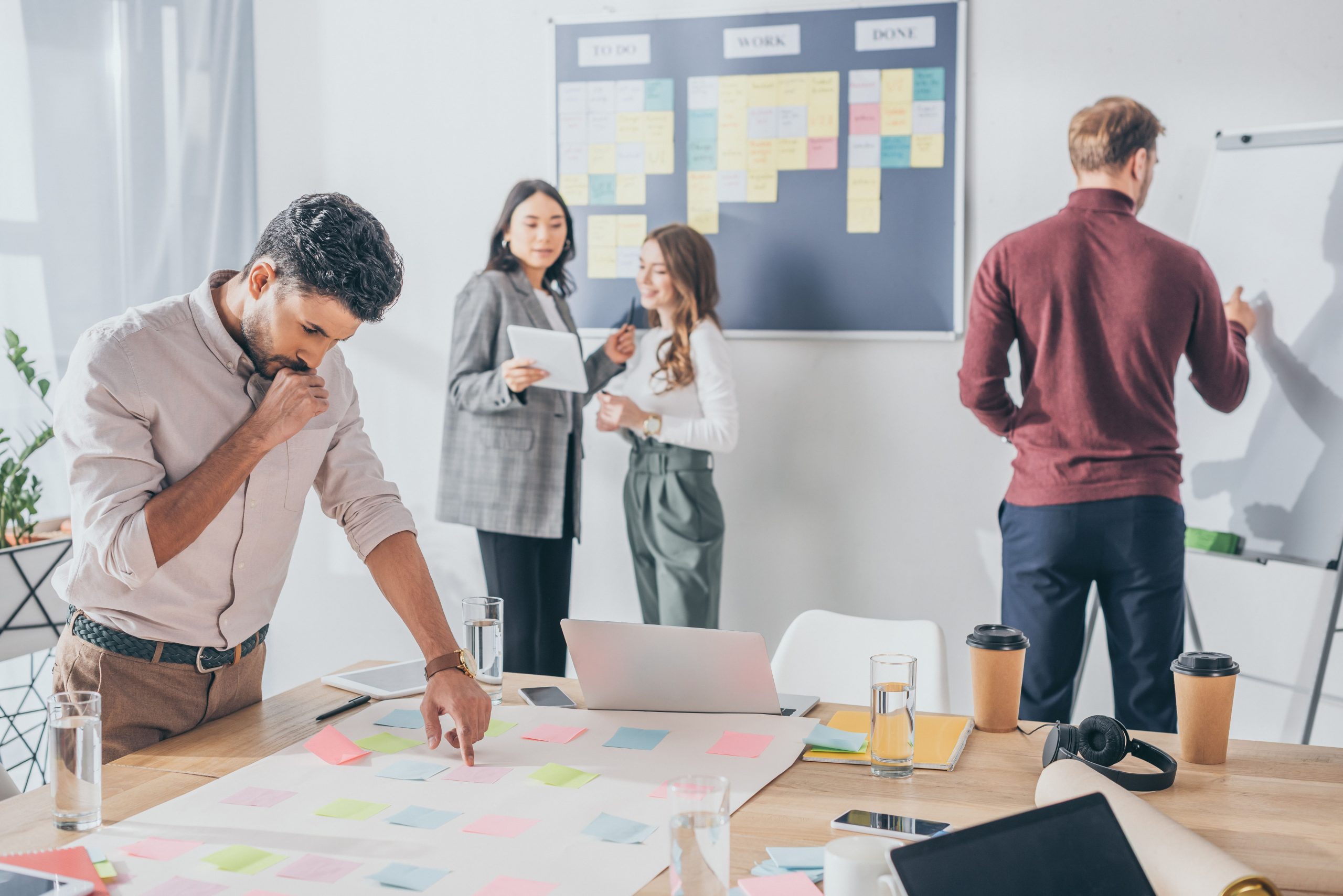 Optimizando flujos de trabajo con Kanban: visualización de progreso y eficiencia. 