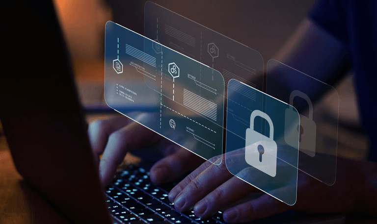 una persona aplicando estrategias de ciberseguridad